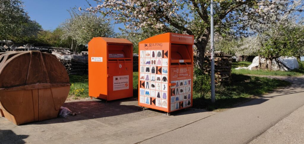 Altkleidercontainer neben den Altglascontainern in Ellingen - Kolpingsfamilie Ellingen